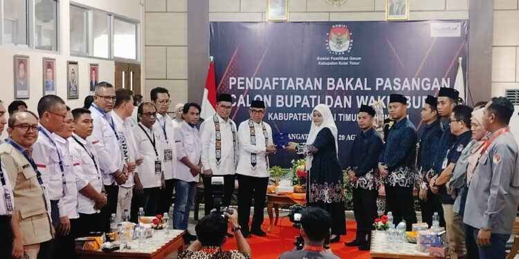 Ardiansyah dan Mahyunadi Resmi Maju Pilkada Kutim 2024, Ribuan Pendukung Padati Kantor KPU