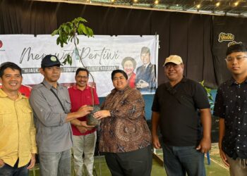 Jaga Keberlanjutan Lingkungan Hidup, Ananda Emira Moeis Bagikan Bibit  Pohon  di Kelurahan Selili